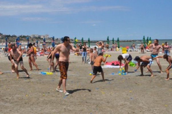 Fiul prefectului şi consilierul local Radu Matei s-au bătut cu apă pe plajă